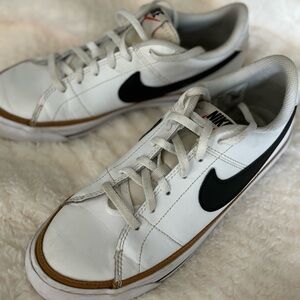 Mens/ teen size 6 point 5 Nike Court shoe